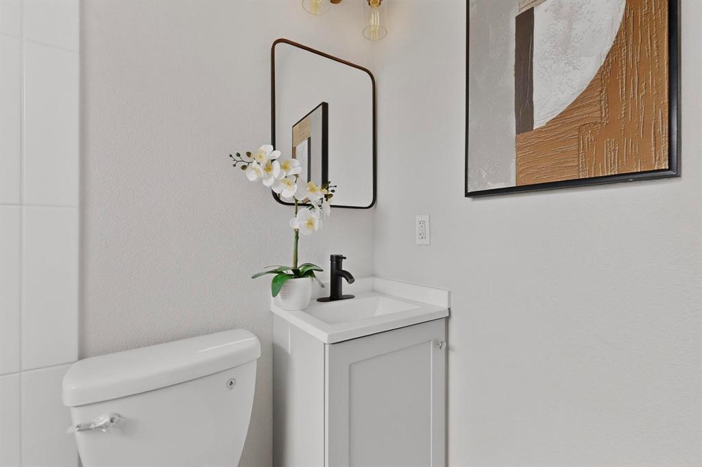 5808 Hanson Drive Watauga, TX 76148 - Photo 19 of 33 a bathroom with a toilet a sink and mirror