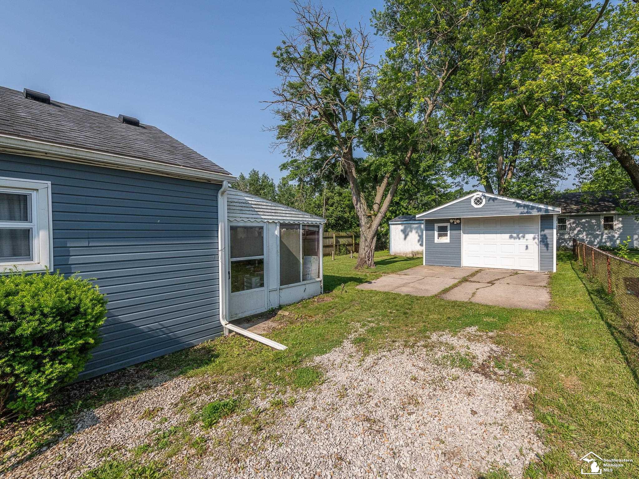 2109 Spaulding Road Monroe, MI 48162 - Photo 3 of 11 50178041-fbce8a07-df67-452f-acab-d67655e29a00.JPG