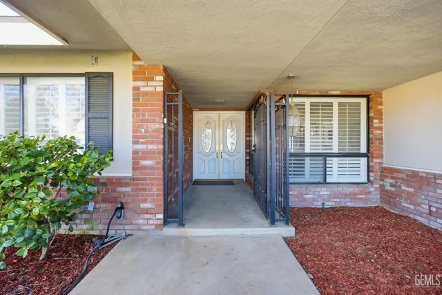a view of an house with porch and garden