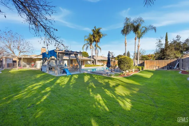 a view of a house with a backyard