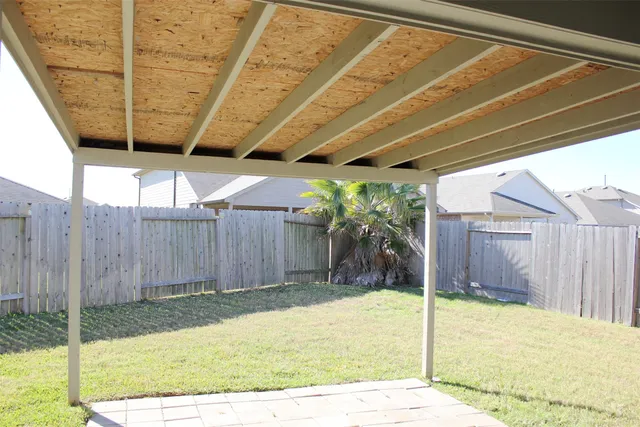 a view of a backyard