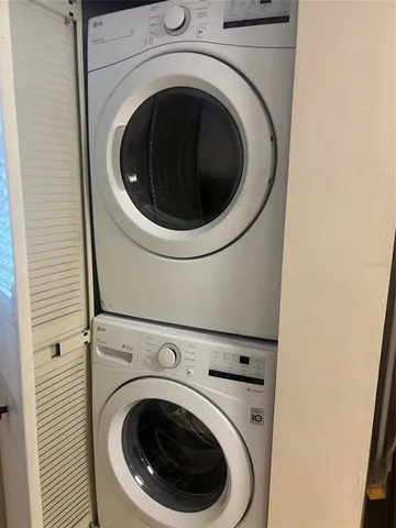 a close up view of a washer and dryer
