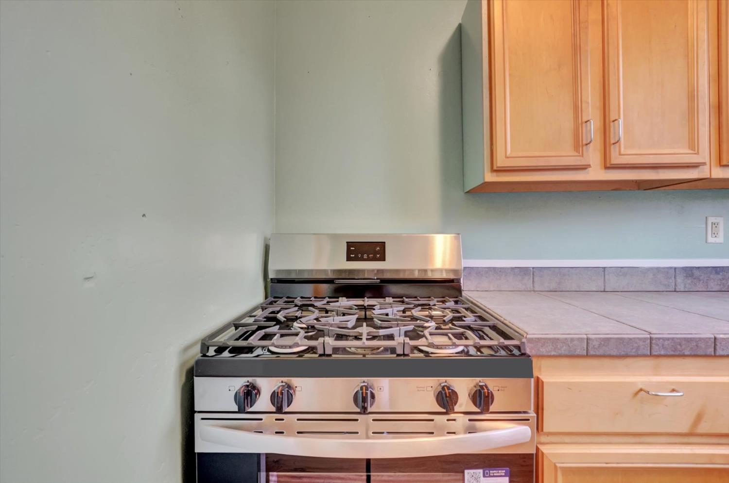 618 Walsh Street Grass Valley, CA 95945 - Photo 11 of 32 a kitchen with a stove and a microwave