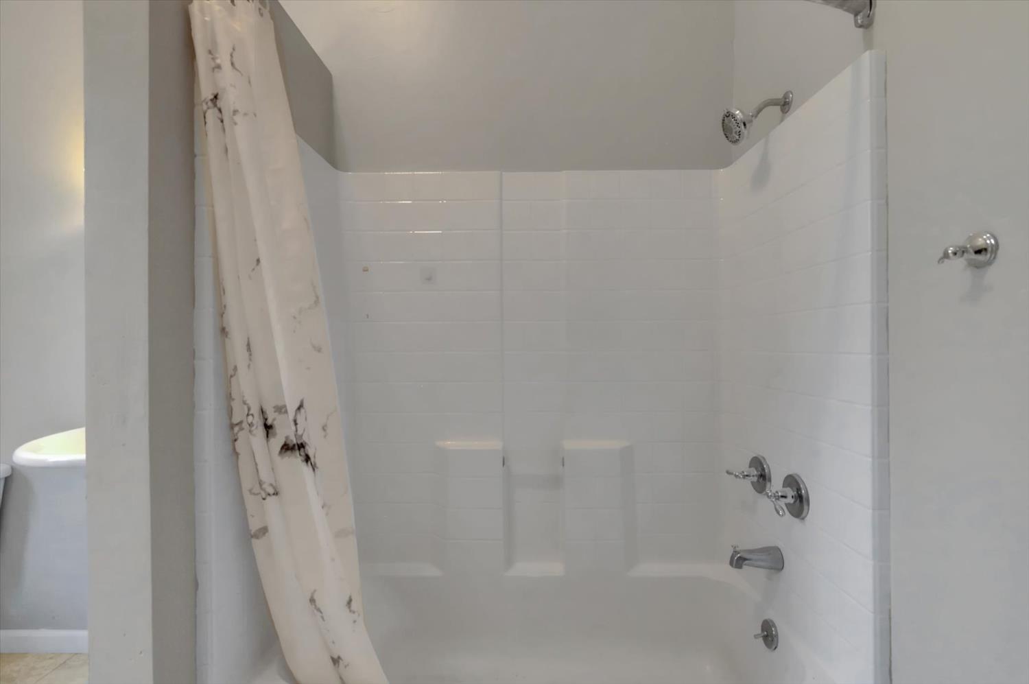 618 Walsh Street Grass Valley, CA 95945 - Photo 17 of 32 a bathroom with a bathtub