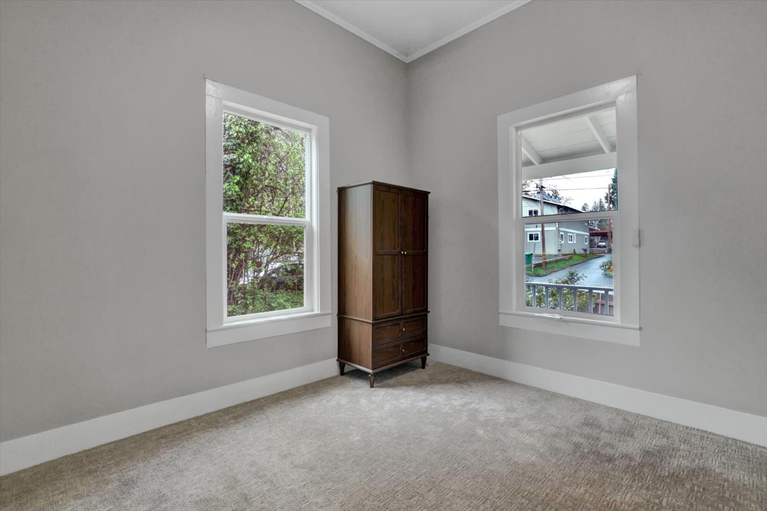 618 Walsh Street Grass Valley, CA 95945 - Photo 18 of 32 an empty room with windows