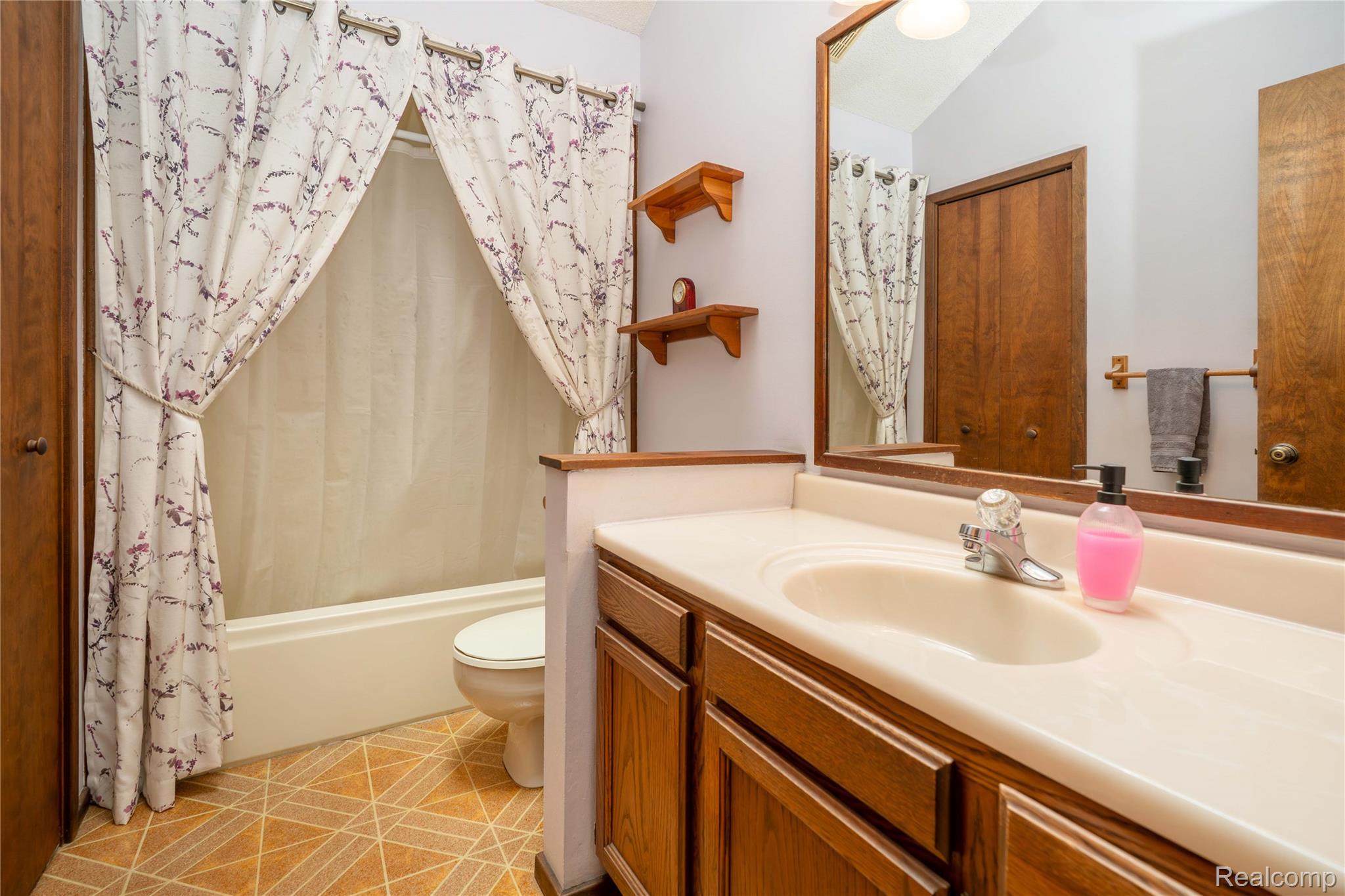 2725 Cooley Lake Road Highland, MI 48356 - Photo 44 of 67 Main floor full bathroom