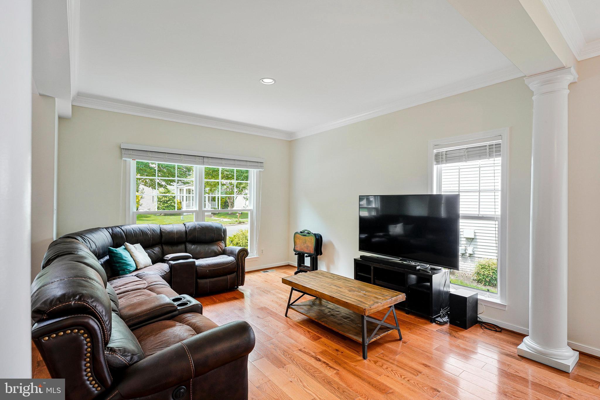 26222 Ocala Circle Chantilly, VA 20152 - Photo 8 of 74 Living Room