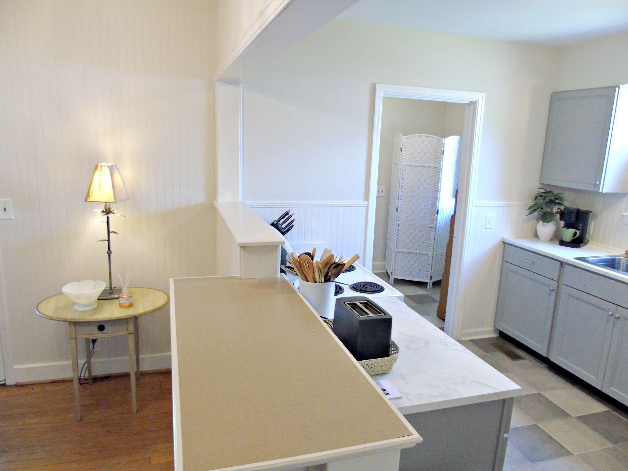 1601 Maxwell Road Chattanooga, TN 37412 - Photo 7 of 29 Breakfast bar. Quality quartz like man m