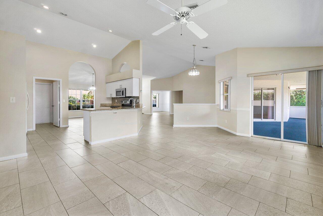 12815 Kingsway Road Wellington, FL 33414 - Photo 14 of 43 015-12815KingswayRoad-Wellington-FL-3341