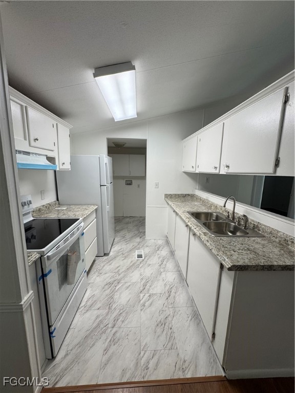 734 Midstate Loop Clewiston, FL 33440 - Photo 13 of 25 a kitchen with granite countertop a sink stove and refrigerator