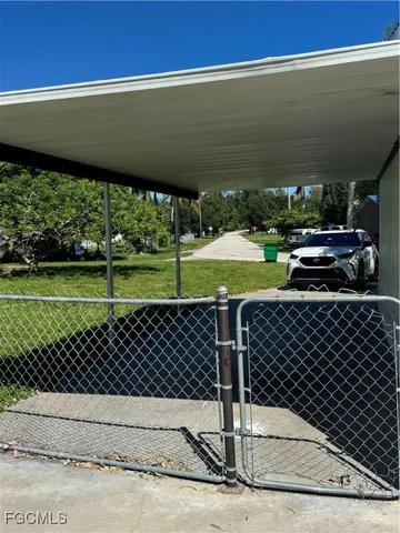 a view of a backyard