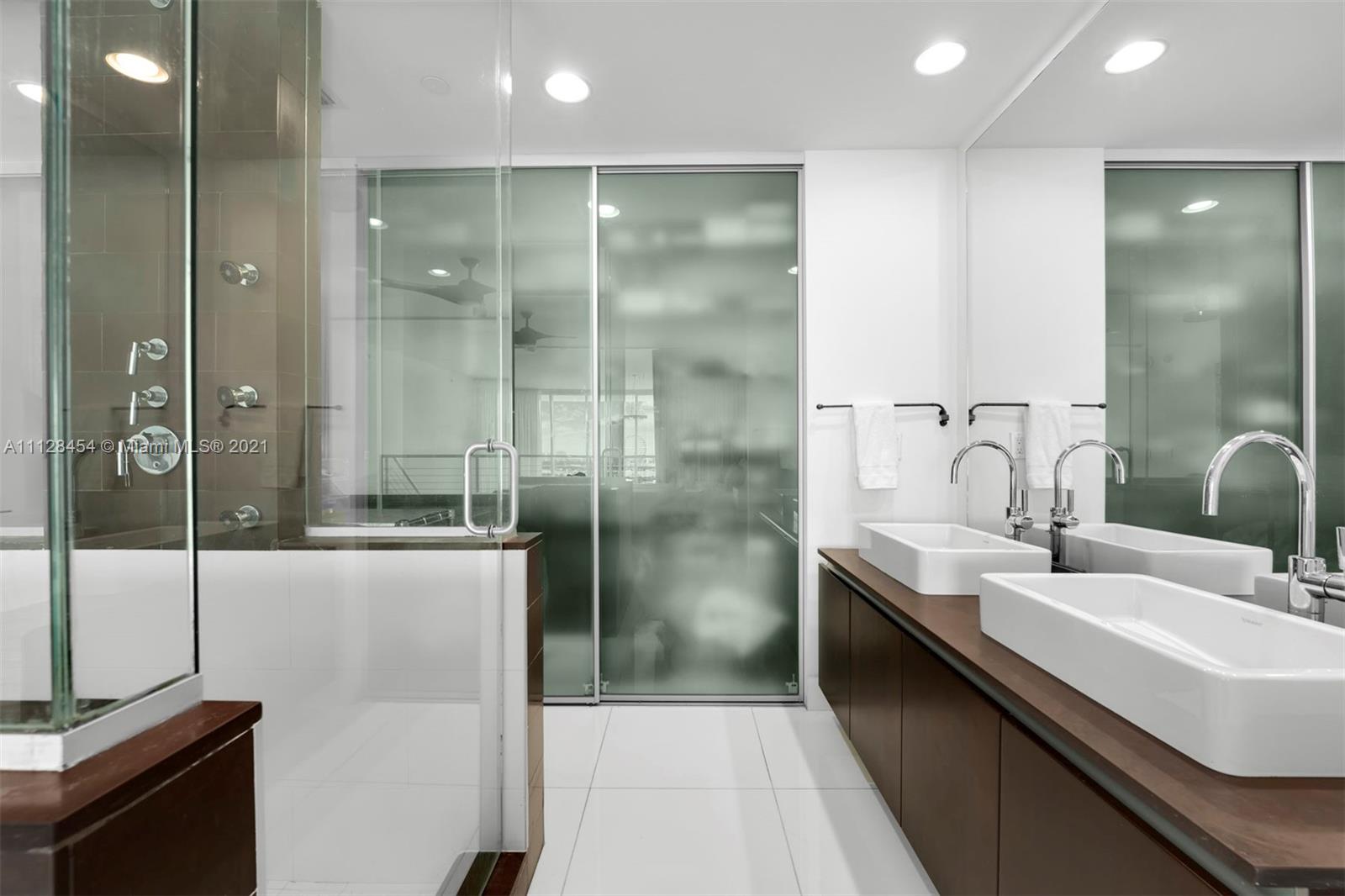 1040 Biscayne Boulevard, Unit 2402 Miami, FL 33132 - Photo 17 of 48