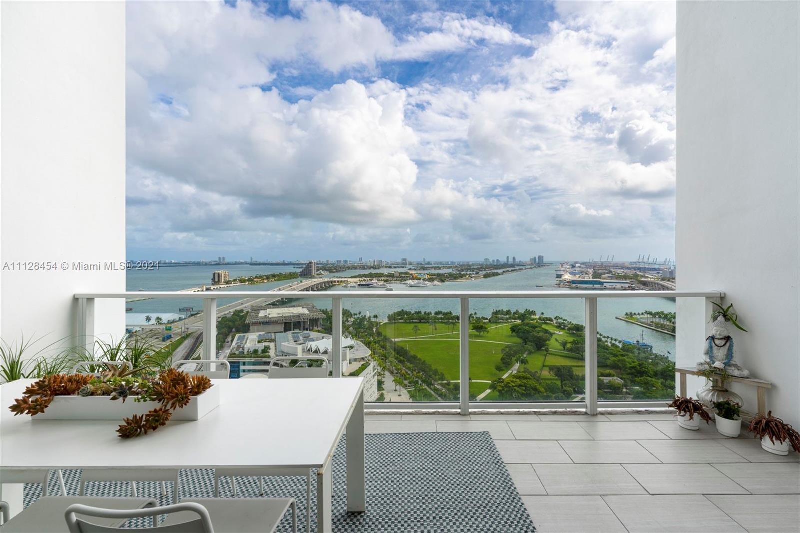 1040 Biscayne Boulevard, Unit 2402 Miami, FL 33132 - Photo 2 of 48