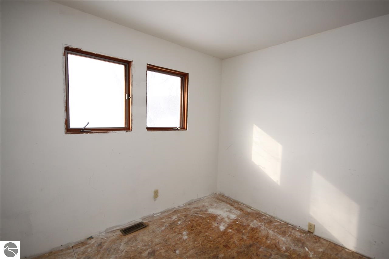 9407 South Maple City Road Maple City, MI 49664 - Photo 29 of 36 1794162-29.JPG