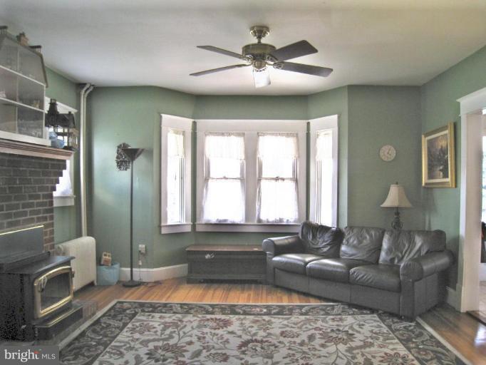 446 Shipley Road Linthicum, MD 21090 - Photo 3 of 12 Living Room