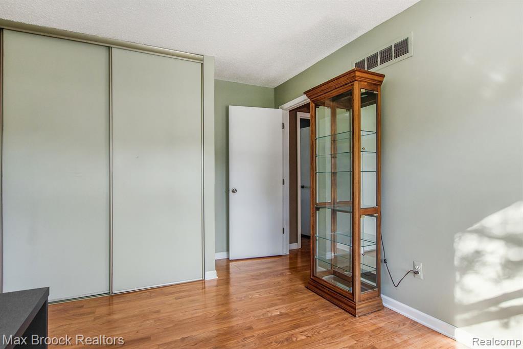 954 Hadley Road Rochester Hills, MI 48307 - Photo 17 of 43