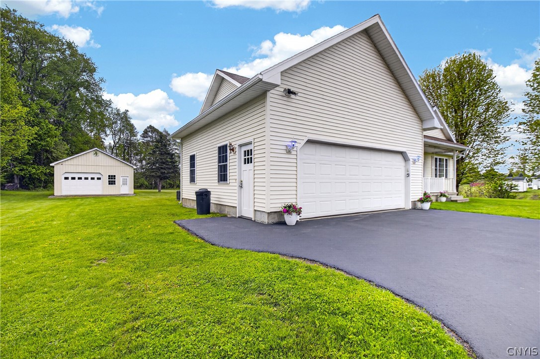 7338 Railroad Street Marcy, NY 13469 - Photo 4 of 41