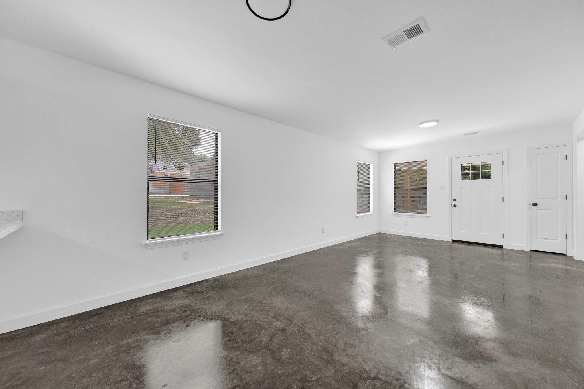 252 Dixie Road Memphis, TN 38109 - Photo 11 of 24 an empty room with windows