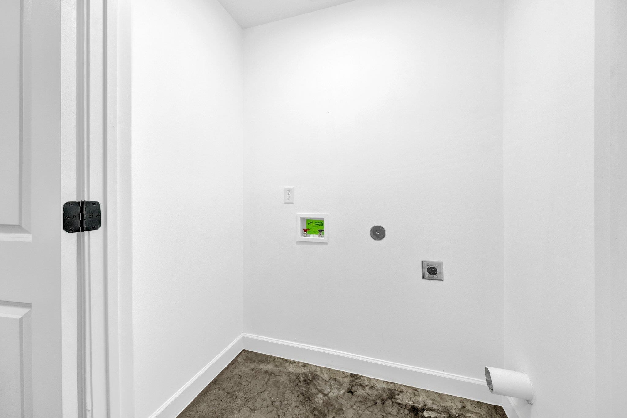 252 Dixie Road Memphis, TN 38109 - Photo 17 of 24 a bathroom with a window