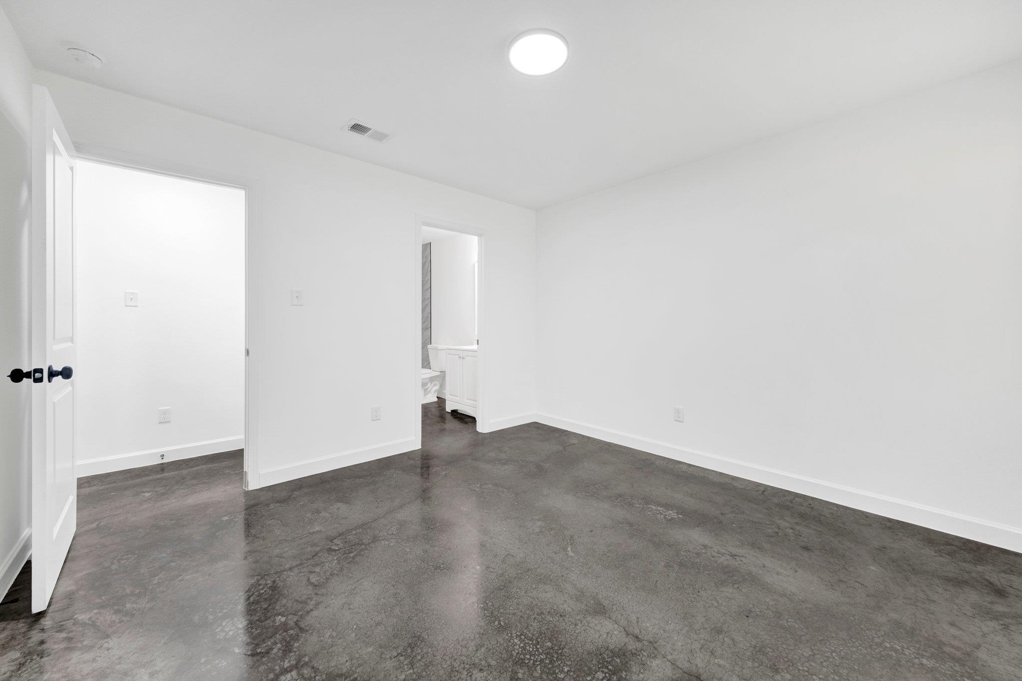 252 Dixie Road Memphis, TN 38109 - Photo 19 of 24 an empty room with an entryway