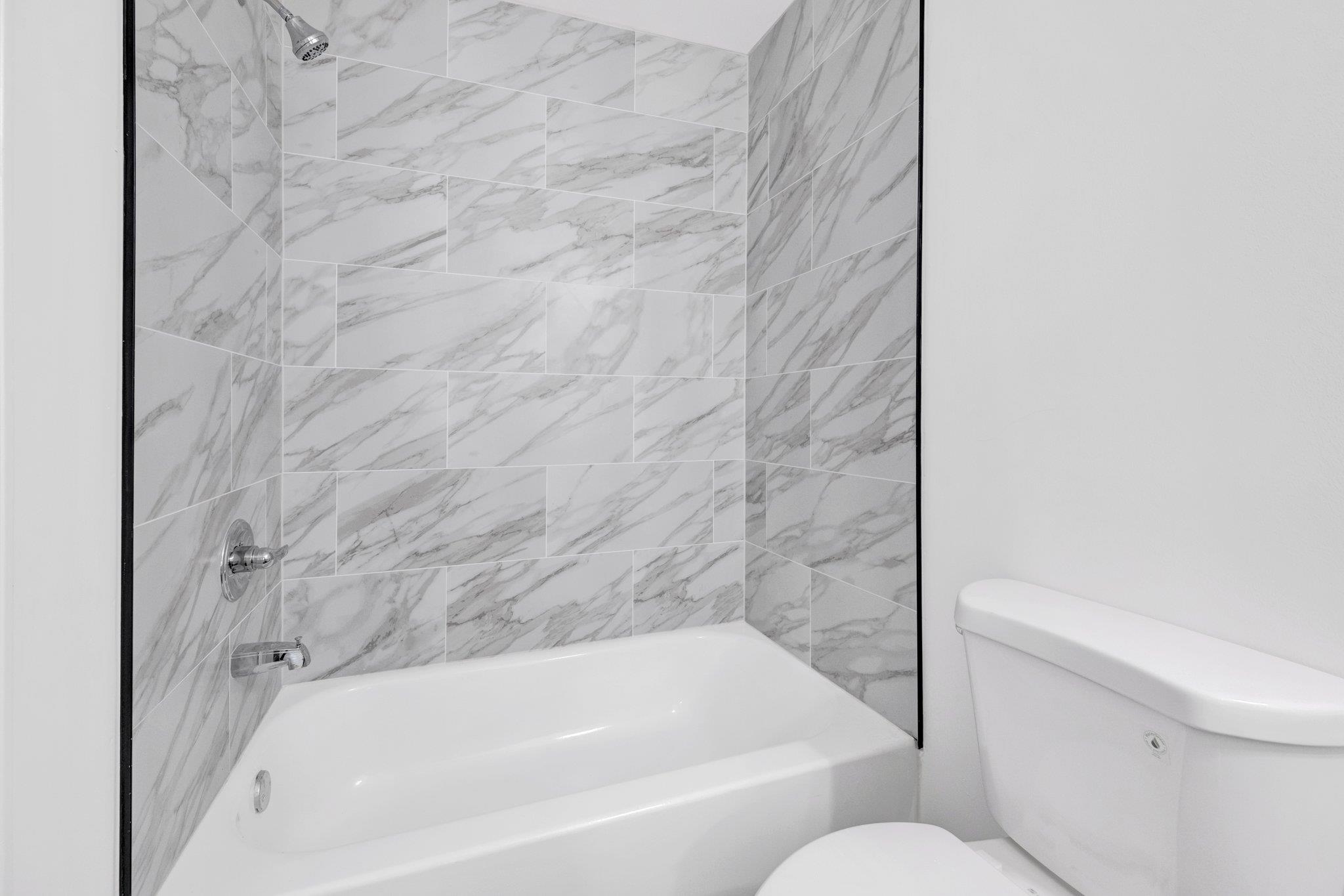 252 Dixie Road Memphis, TN 38109 - Photo 21 of 24 a bathroom with a bathtub and toilet