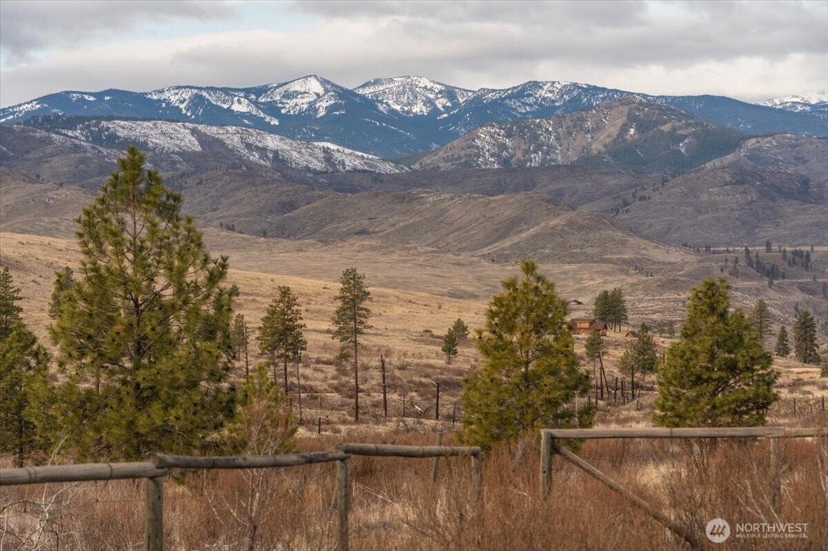 817 Bill Shaw Road Pateros, WA 98846 - Photo 15 of 28 a view of a lake in middle of the town