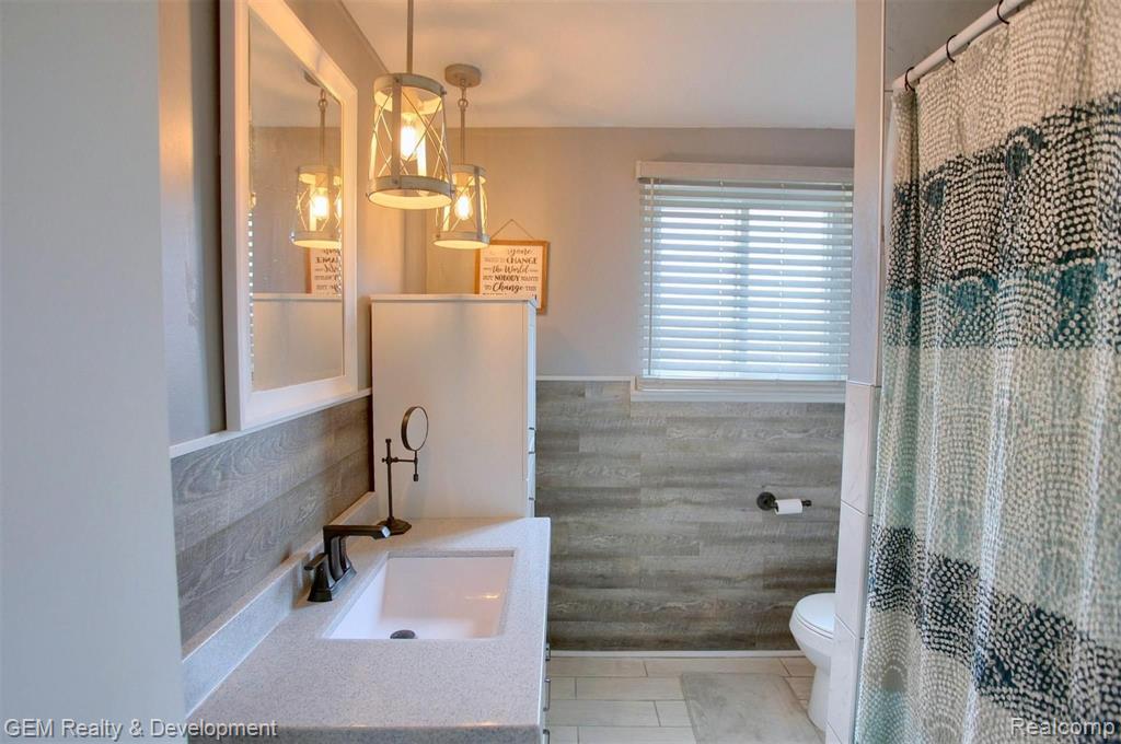 22434 Tuck Road Farmington Hills, MI 48336 - Photo 13 of 24