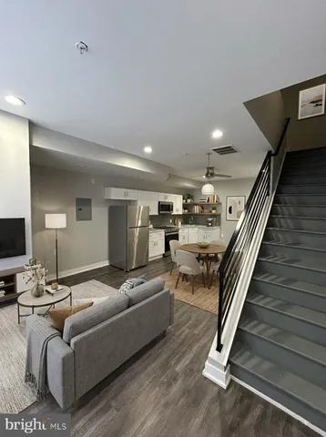 $1,550 | 633 Lindley Avenue, Unit 2RF, Philadelphia, PA 19120