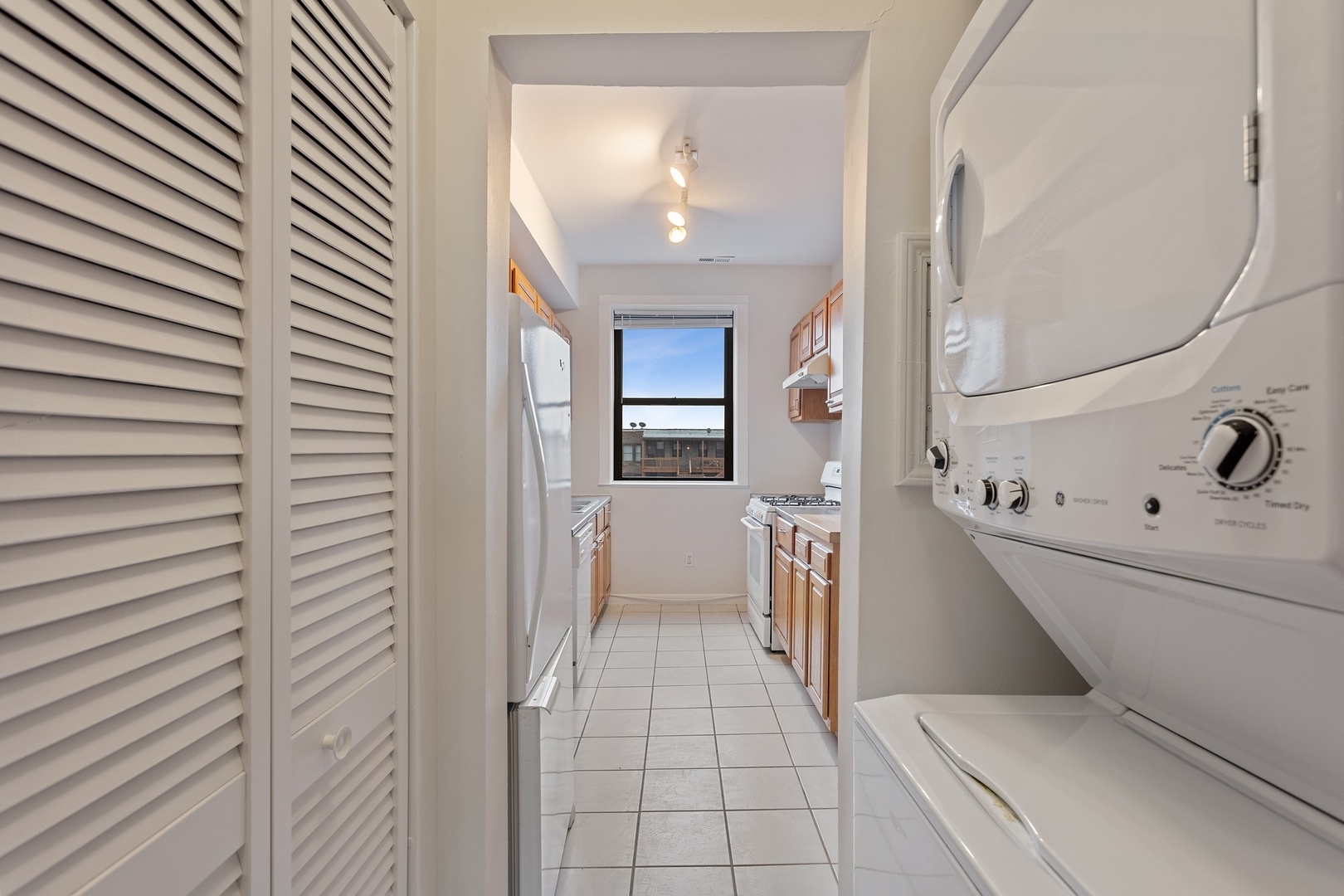1409 East 62nd Street, Unit 3 Chicago, IL 60637 - Photo 5 of 10 a bathroom with a bathtub and toilet