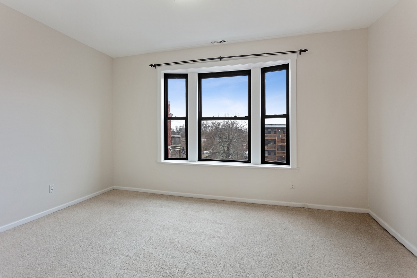 1409 East 62nd Street, Unit 3 Chicago, IL 60637 - Photo 7 of 10 an empty room with a window
