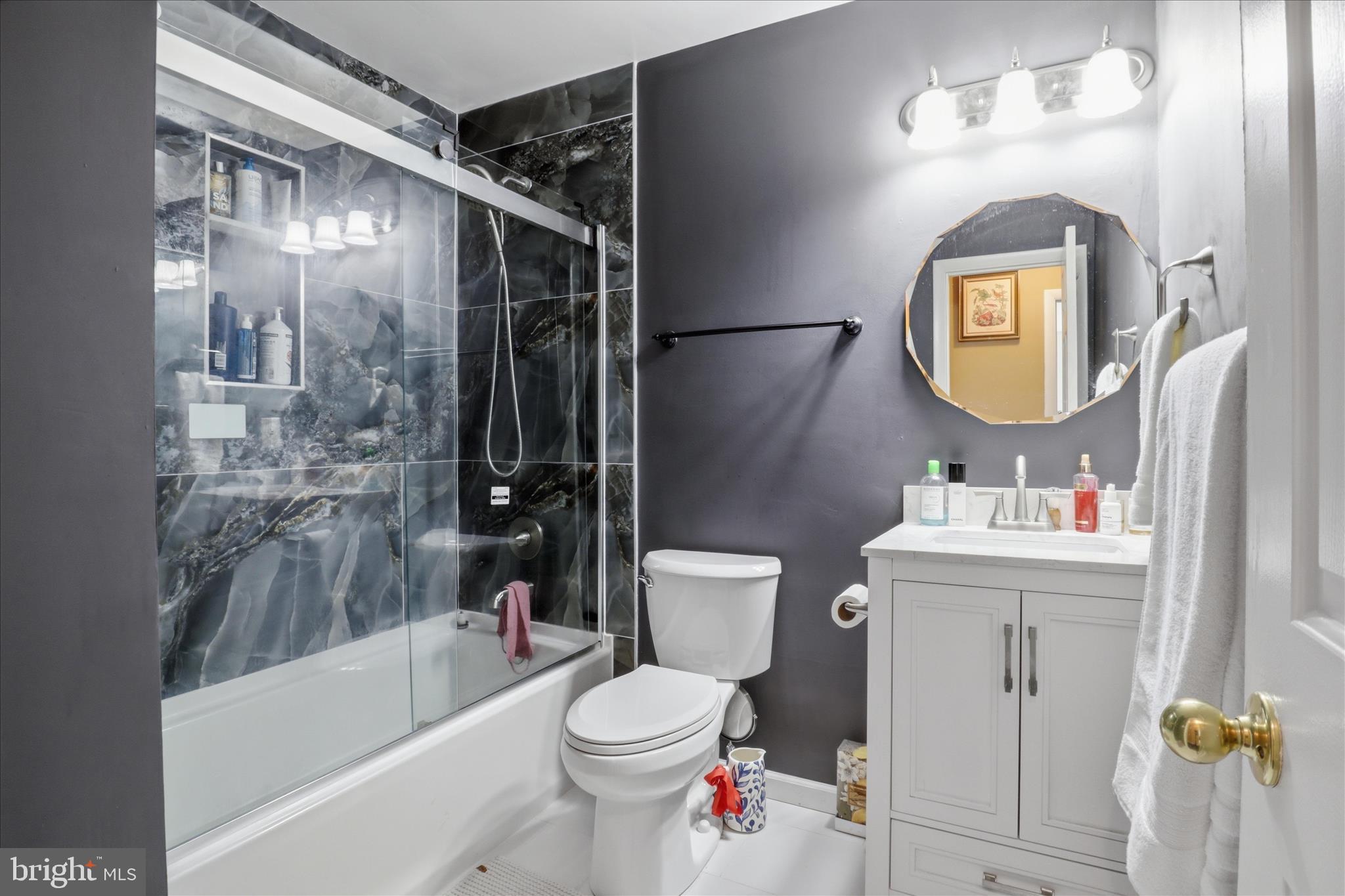 211 Keyes Court Sterling, VA 20164 - Photo 20 of 37 Full bathroom (second level)
