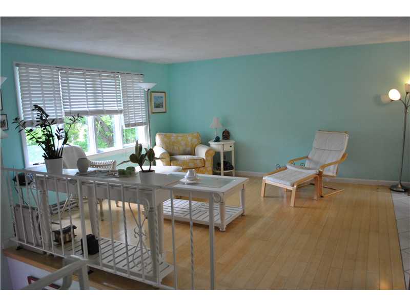 28 Norman Road Jamestown, RI 02835 - Photo 2 of 16 Living Room.