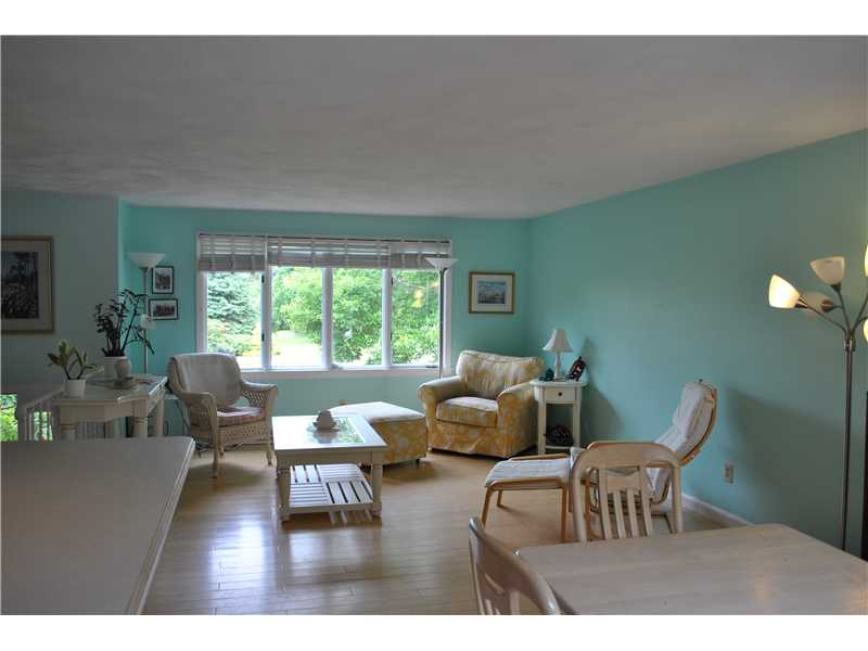28 Norman Road Jamestown, RI 02835 - Photo 4 of 16 Living Room.