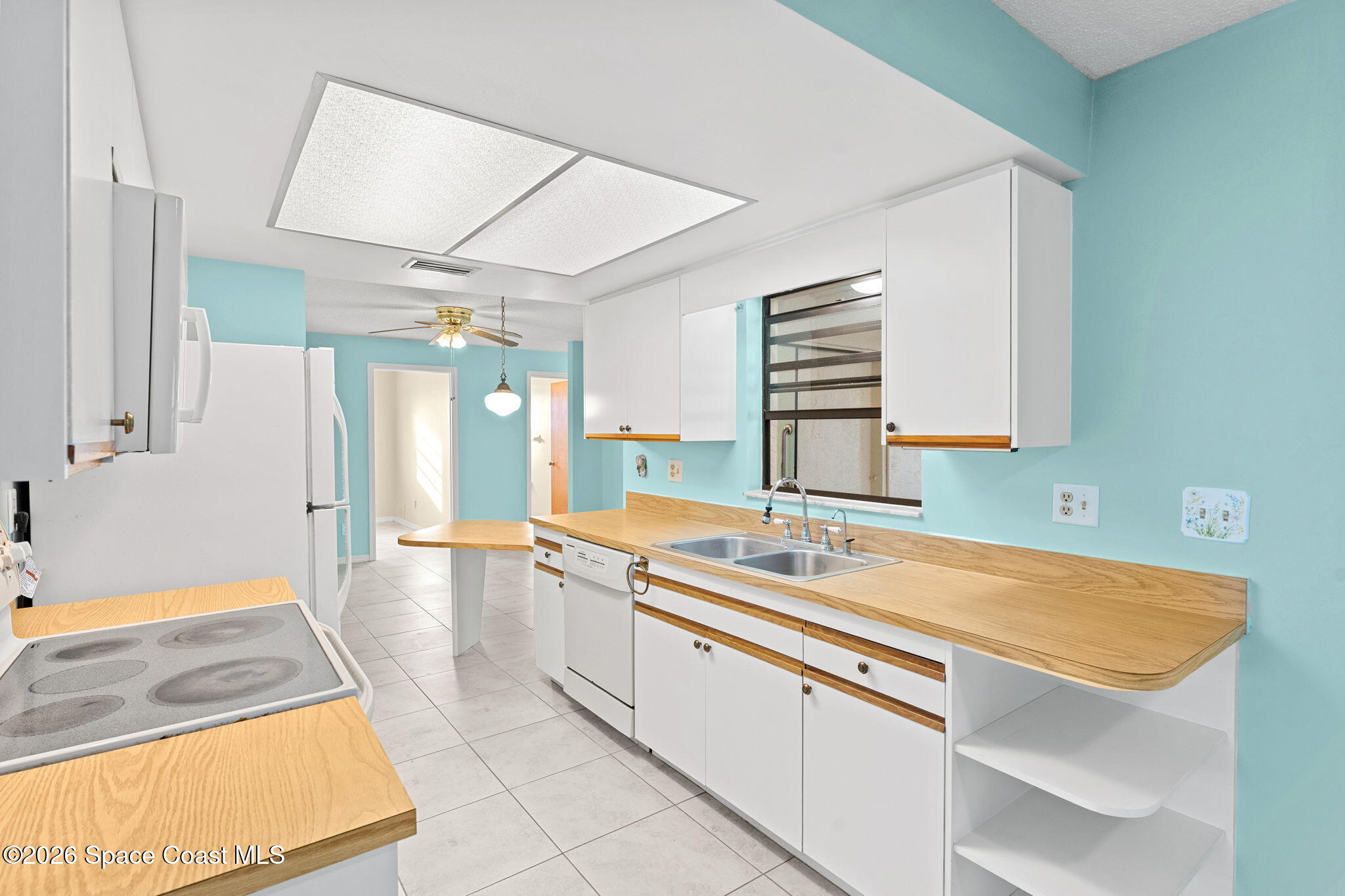 960 Pineland Drive Rockledge, FL 32955 - Photo 5 of 32 a spacious bathroom with a sink a mirror and a bathtub