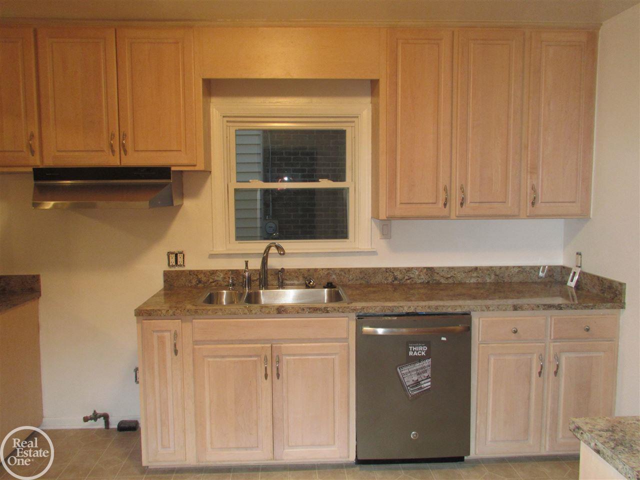 1323 Hampton Road Grosse Pointe Woods, MI 48236 - Photo 3 of 40