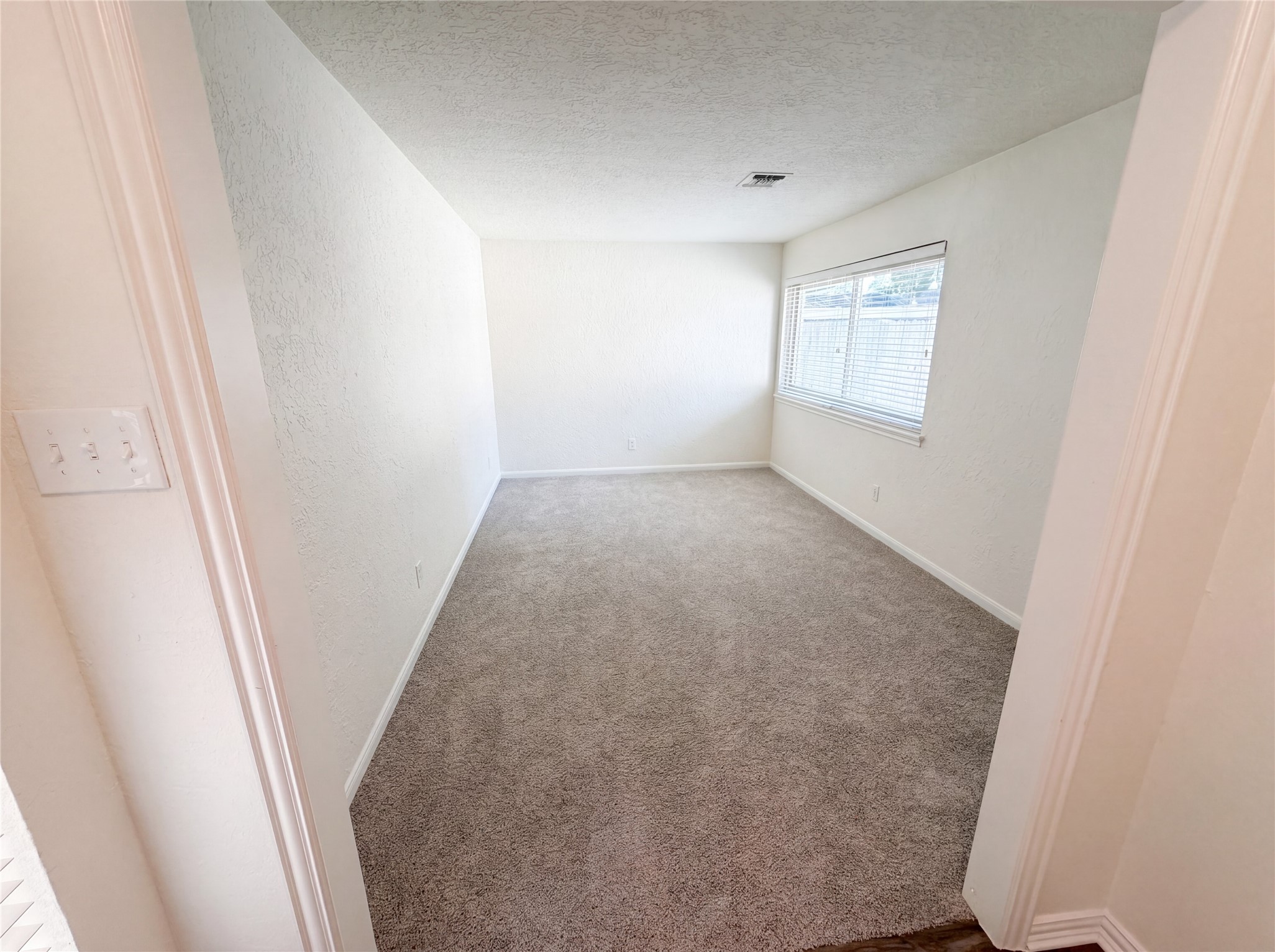 342 Queenstown Road Houston, TX 77015 - Photo 21 of 22 an empty room with windows