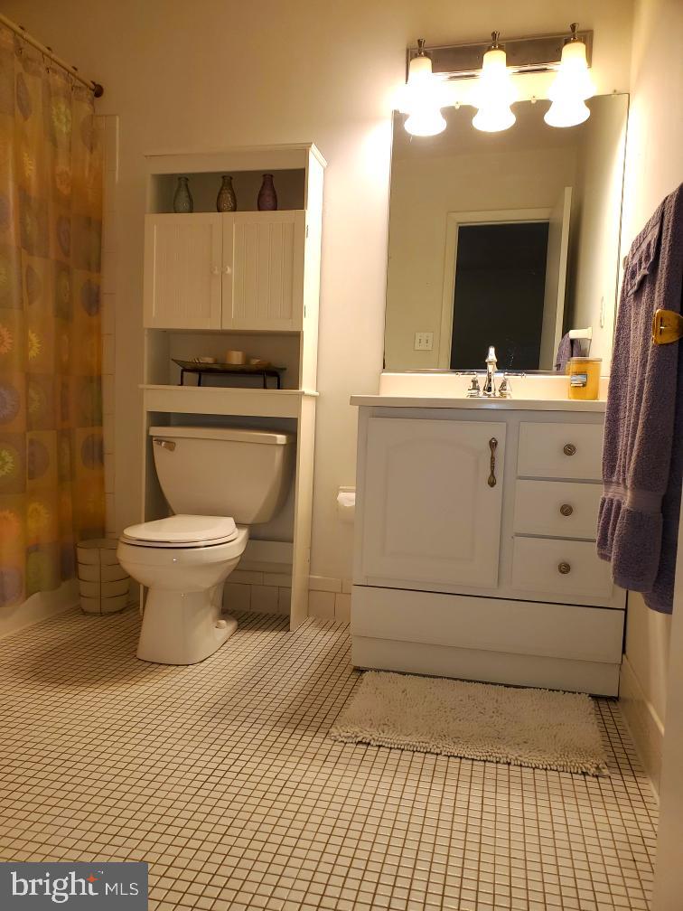 83 Bishop Drive Aston, PA 19014 - Photo 38 of 47 2nd Floor Hallway Bathroom
