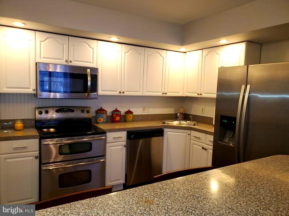 83 Bishop Drive Aston, PA 19014 - Photo 9 of 47 Kitchen w/ Stainless steel apliances