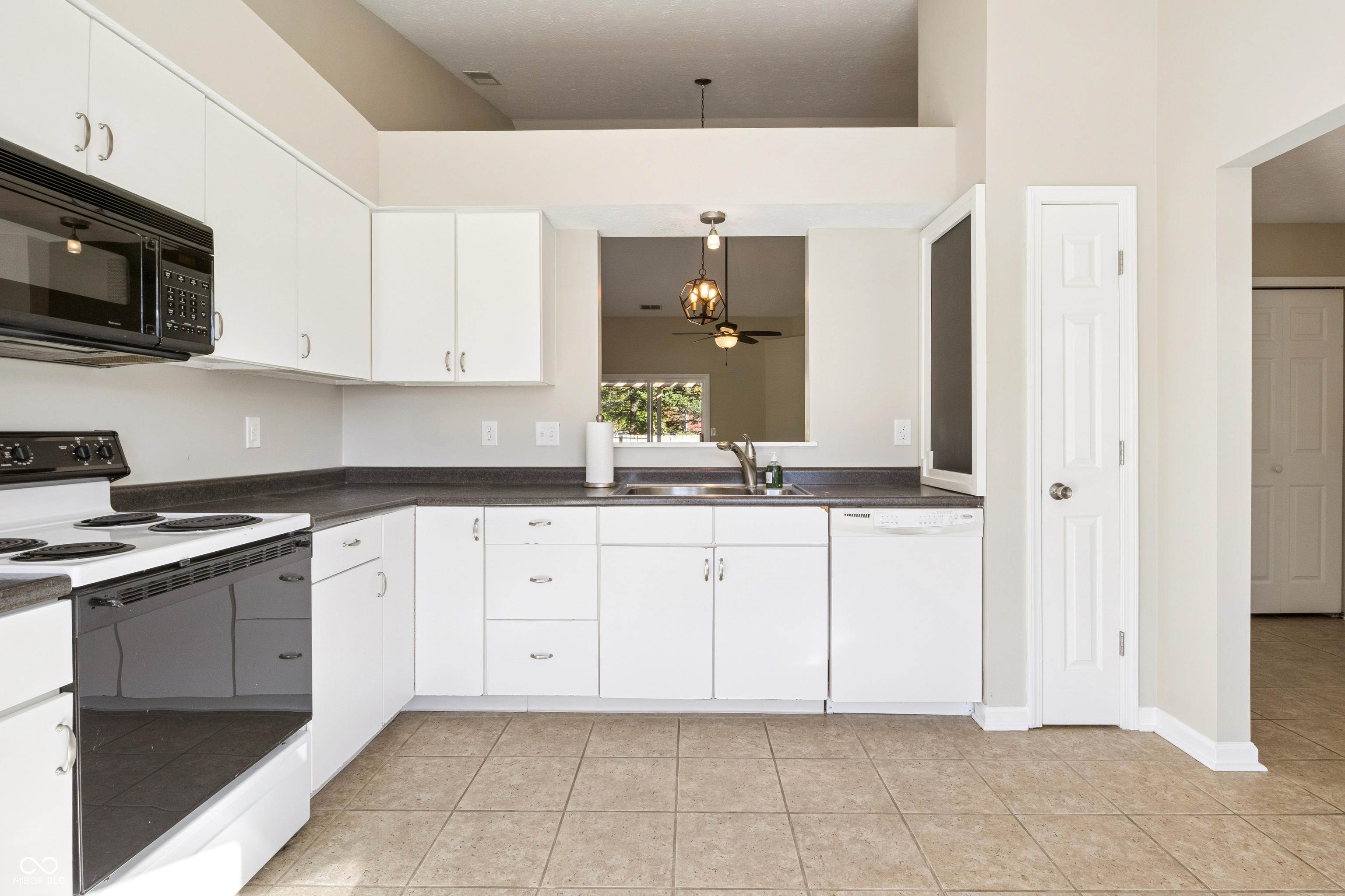 6230 Valleyview Drive Fishers, IN 46038 - Photo 10 of 30