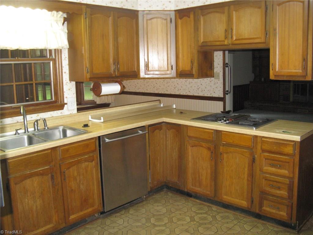 5204 Saddle Brook Road Oak Ridge, NC 27310 - Photo 11 of 29 Real Wooden Cabinets and pass through to breakfast room.