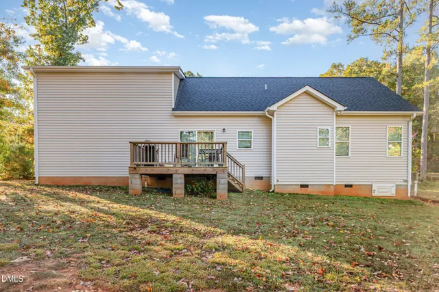 a view of a house with backyard and garden