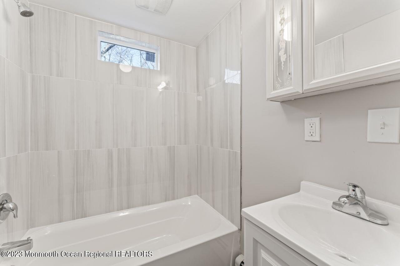 44 Korman Road Bayville, NJ 08721 - Photo 19 of 44 2nd level full bath