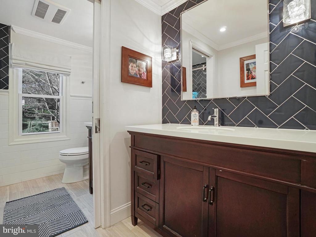12101 Triple Crown Road Gaithersburg, MD 20878 - Photo 29 of 42 Full Hall Bathroom