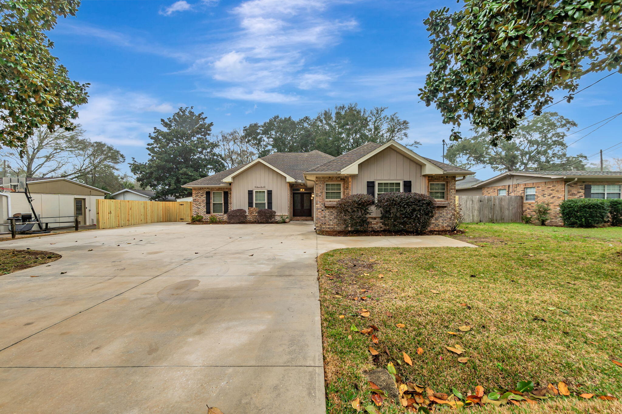 104 Mooney Road Northeast Fort Walton Beach, FL 32547 - Photo 2 of 48 Front of home