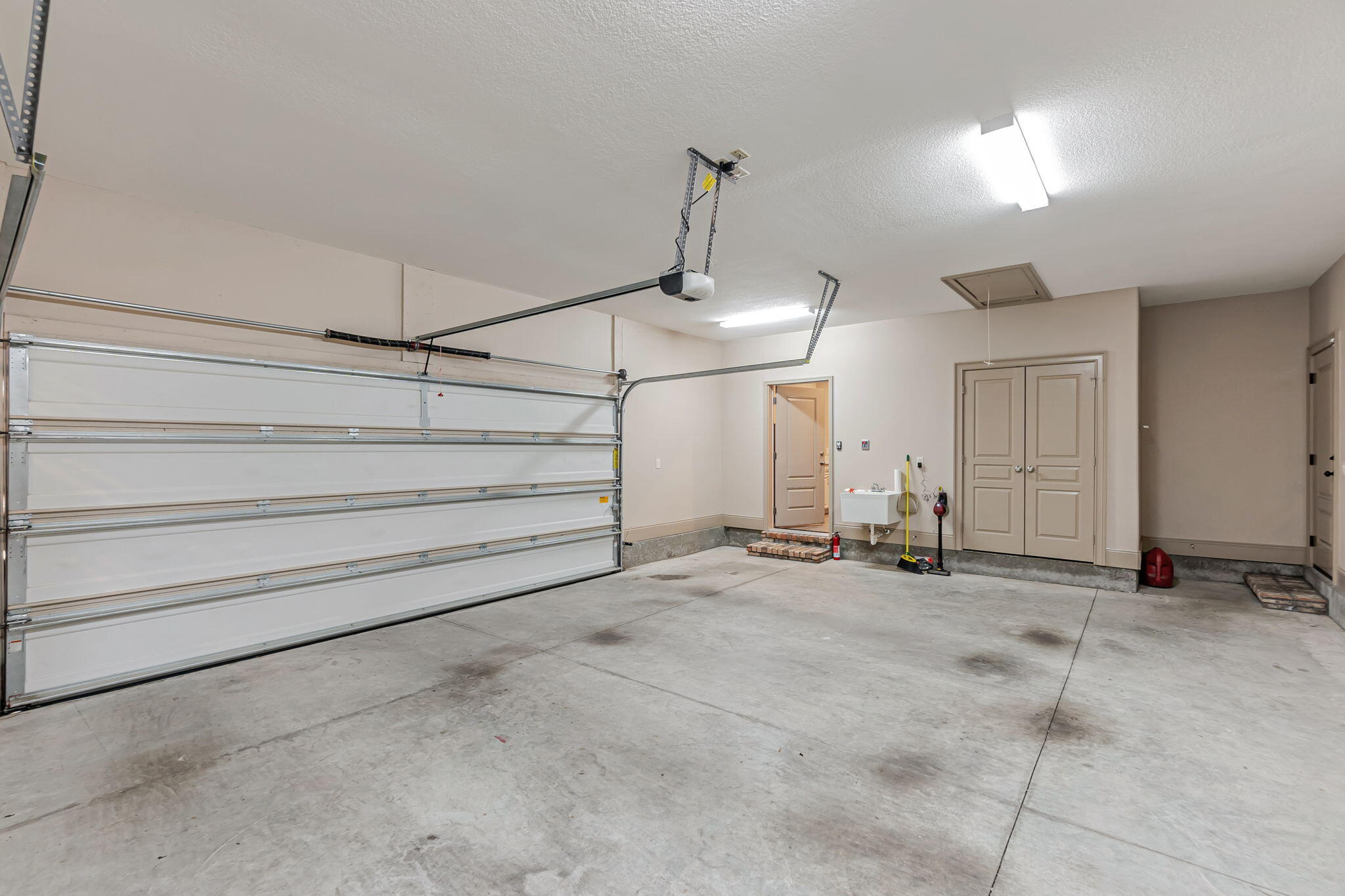 104 Mooney Road Northeast Fort Walton Beach, FL 32547 - Photo 8 of 48 Garage