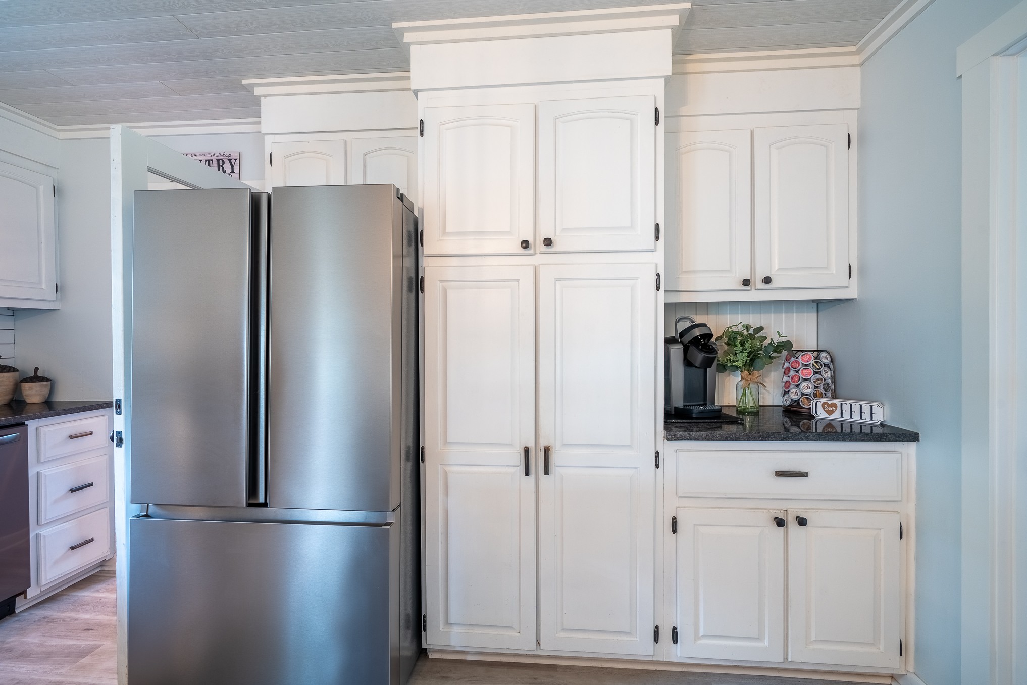 12 Horseshoe Bend Road Leoma, TN 38468 - Photo 5 of 51 a kitchen with appliances and cabinets