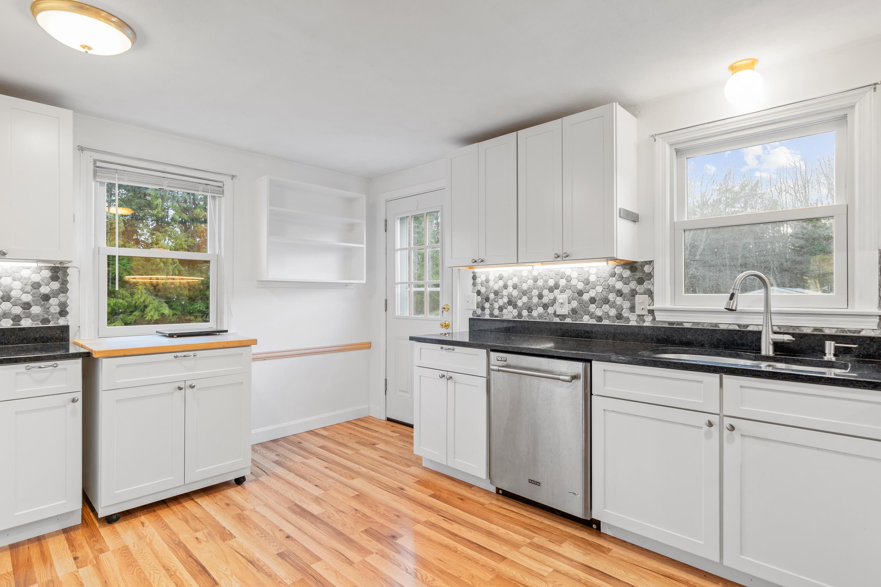 88 Scobie Pond Road Derry, NH 03038 - Photo 5 of 40