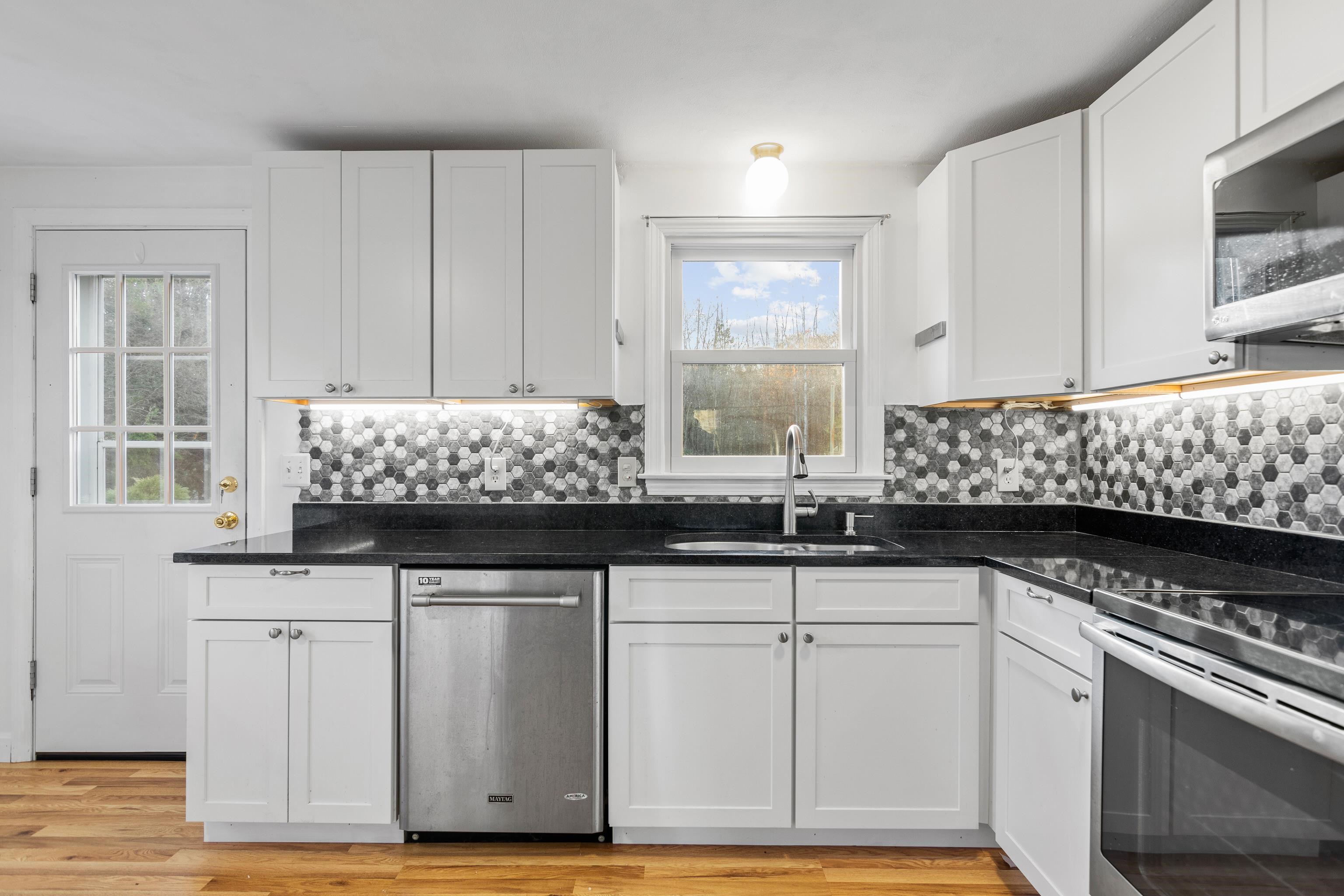 88 Scobie Pond Road Derry, NH 03038 - Photo 6 of 40
