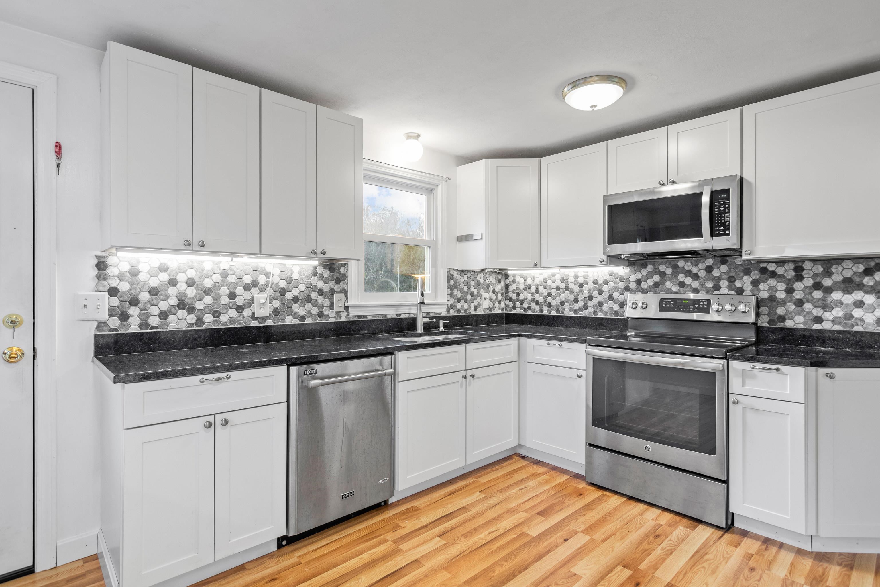 88 Scobie Pond Road Derry, NH 03038 - Photo 7 of 40