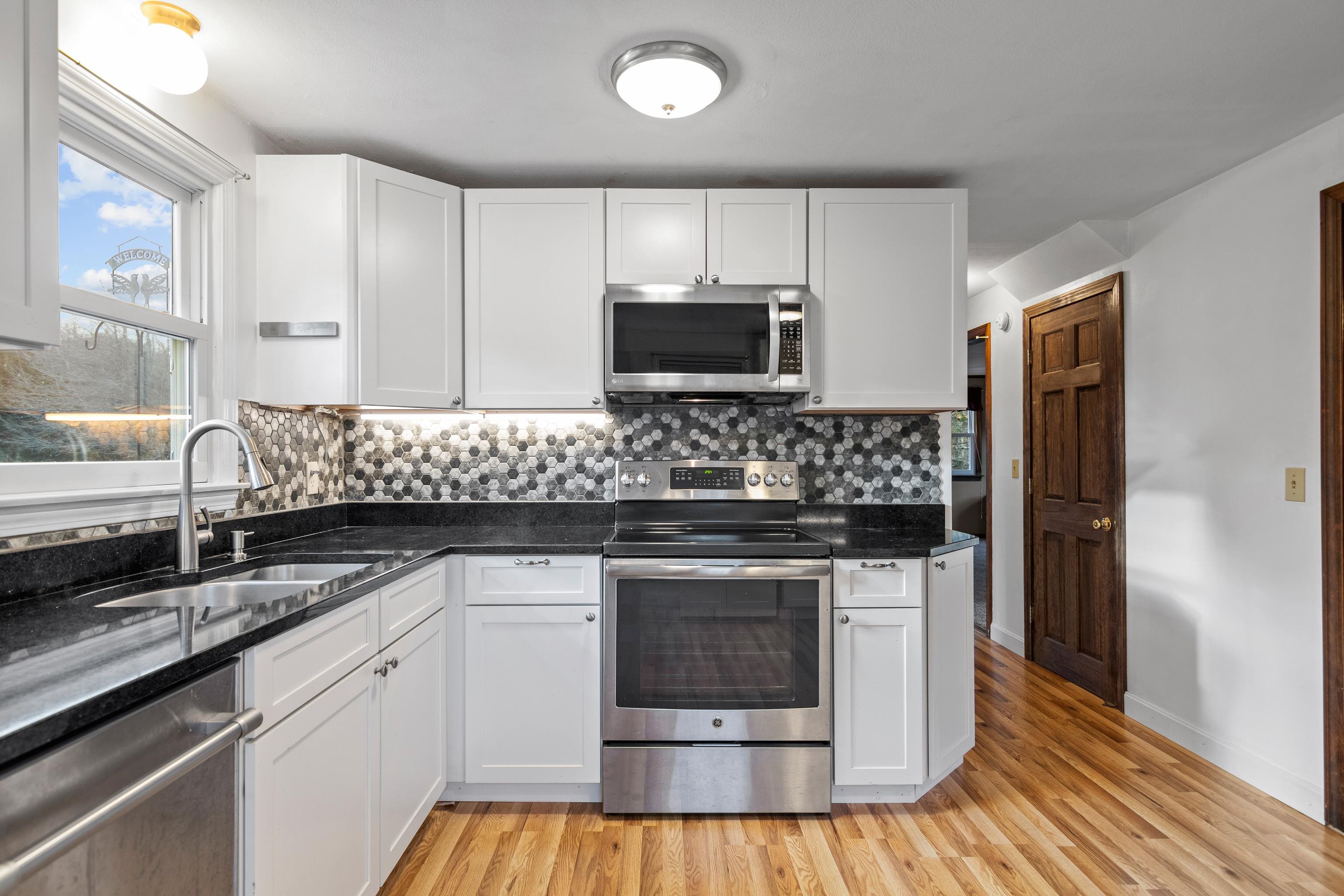 88 Scobie Pond Road Derry, NH 03038 - Photo 8 of 40